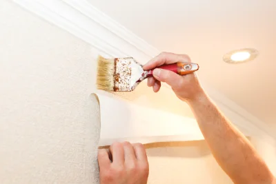 Pose de papier peint à Vernie — revêtements muraux et toiles de verre